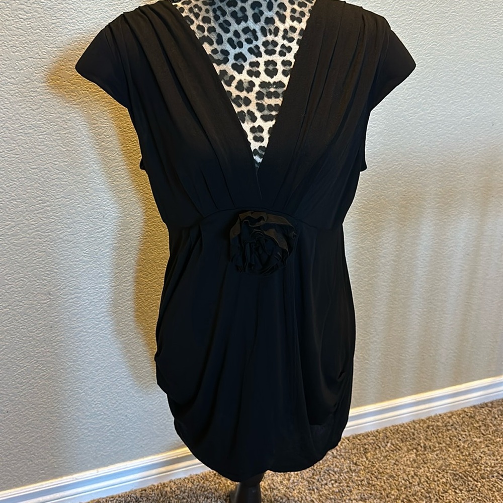 Women’s sleeveless top, black, padded shoulder area, flower detail, size M